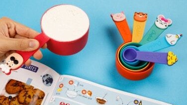 How do I use the cups?