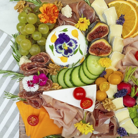 Plateau de fromages avec… des fleurs comestibles !