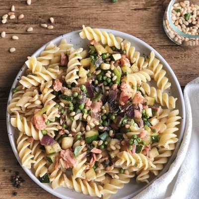 Pâtes saumon courgettes et pignons de pin