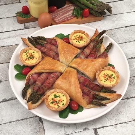 Knuspriger Bacon-Spargel mit Sauce Hollandaise