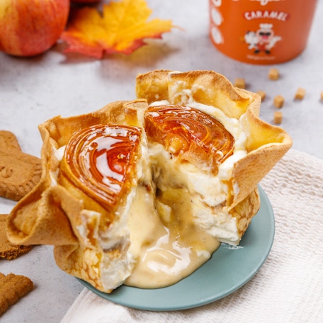 Coupes de crêpes flambées aux pommes