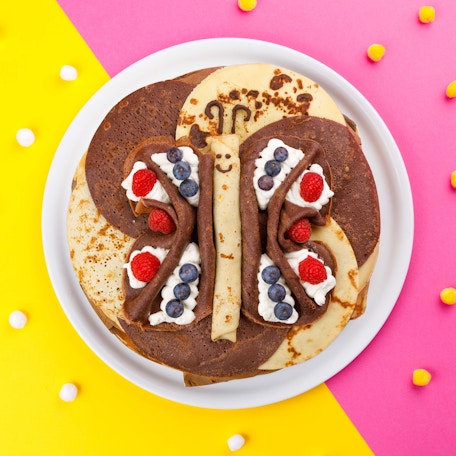 Le gâteau de crêpes papillon