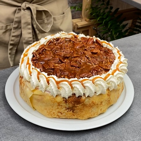 Apfel-Pfannkuchen mit karamellisierten Nüssen