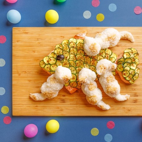 Les petits chats autour du poisson