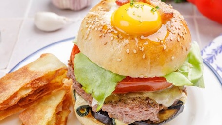 Burger mit knusprigen Kartoffeln