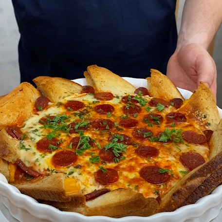 El queso a la parrilla se une a la pizza